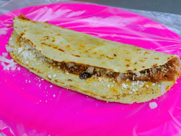 1 Quesadilla de chicharron con Queso